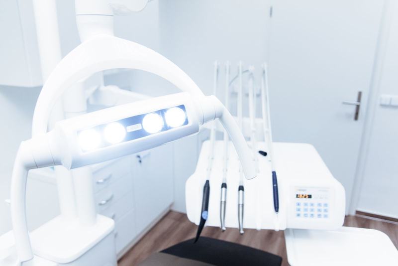 Canetas de alta rotação e equipamento odontológico branco