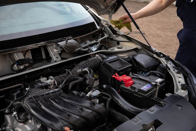 Motor de um carro com o capô aberto